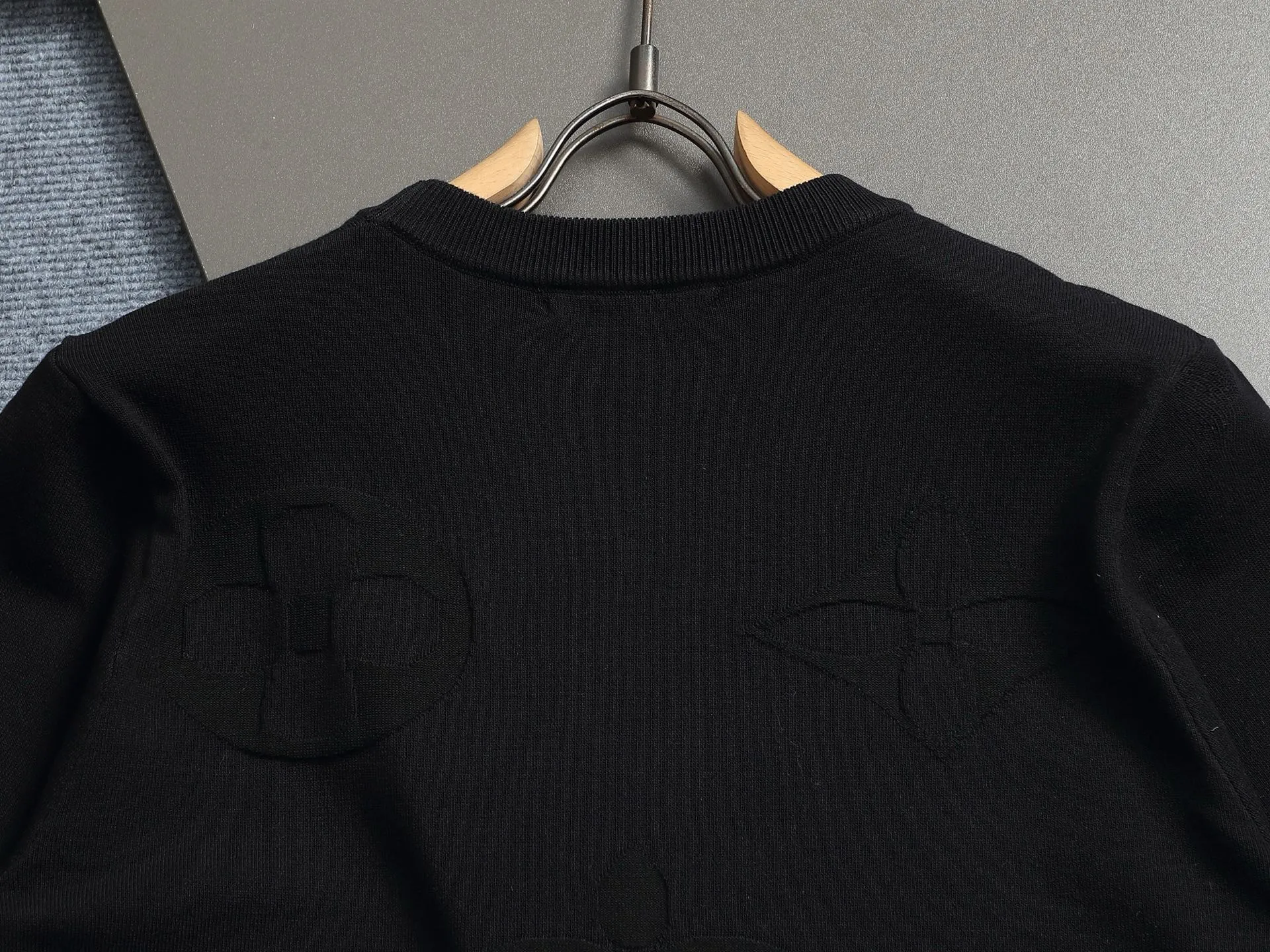 🅿️220 Louis Vuitton/Louis Vuitton Sweater jacquard towel embroidery The large logo is exquisitely upgraded, inspired by the retro embroidery of the 1980s. The original fabric is the same as the official short-sleeved T-shirt. The fabric is dyed in the same vat. It feels very comfortable. The latest brick cabinet synchronization for spring and summer. Fashionable and personalized. Super versatile and good-looking. It is very suitable for both men and women. A must-have for everyone. Hang tag. Collar label. Washed wheat. Complete with three labels. Color: black white. Size: S M L XL